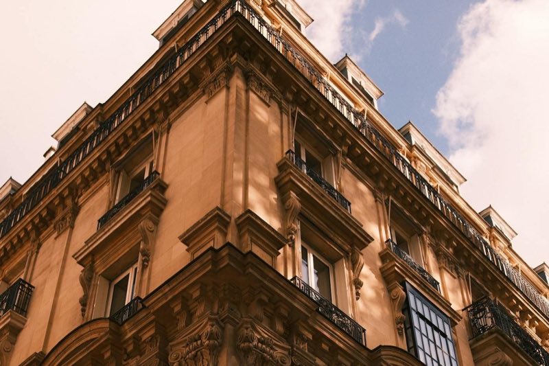 Angle d&rsquo;immeuble ancien dans une lumi&egrave;re dor&eacute;e.