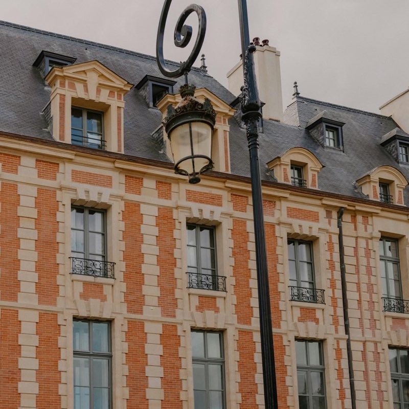 D&eacute;tail d&rsquo;une lanterne en fer forg&eacute; pr&egrave;s d&rsquo;une porte.