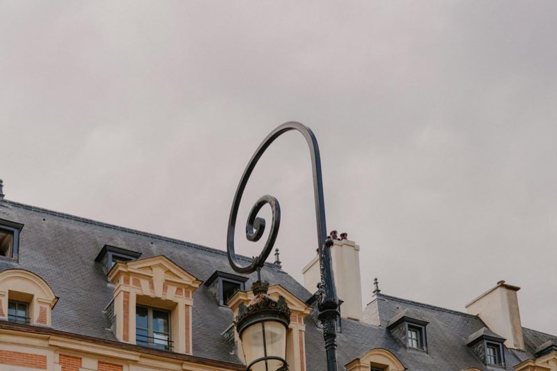 Fa&ccedil;ade de brique et de pierre sous un toit d&rsquo;ardoise.