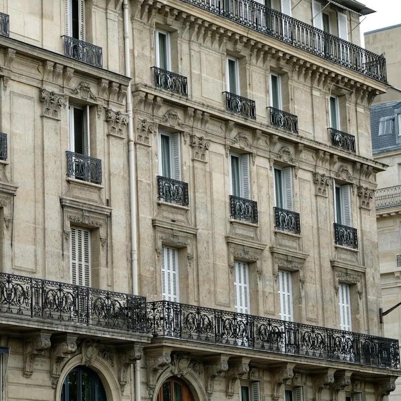 D&eacute;tail de toits de zinc et de chemin&eacute;es.