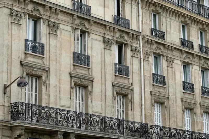 Fa&ccedil;ades align&eacute;es sous des toits de zinc.