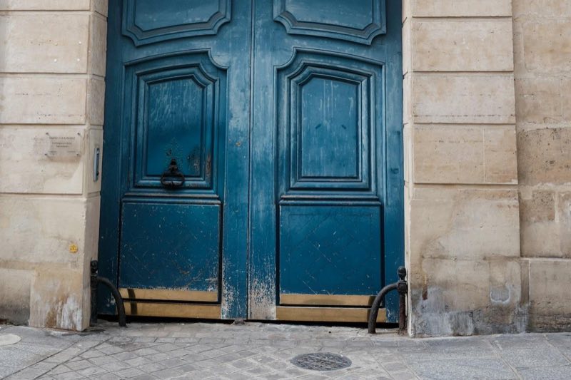 Porte coch&egrave;re ancienne &agrave; deux vantaux.