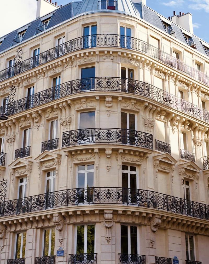 Immeuble haussmannien d&rsquo;angle vu du trottoir oppos&eacute;.