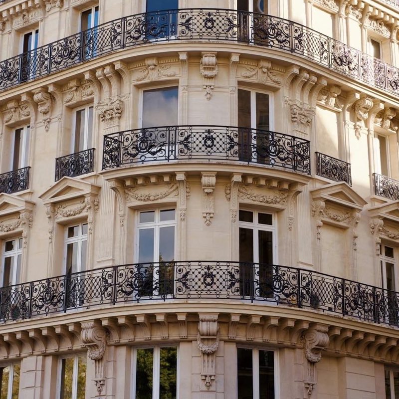 D&eacute;tail d&rsquo;un balcon en fer forg&eacute;.