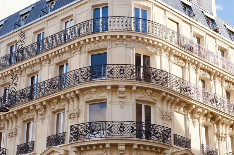 Fa&ccedil;ade haussmannienne d&rsquo;angle, balcons en fer forg&eacute;.